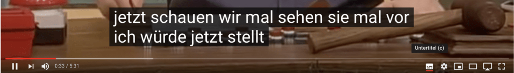 Ausschnitt eines Youtube Videos mit Fokus auf den Untertitel.