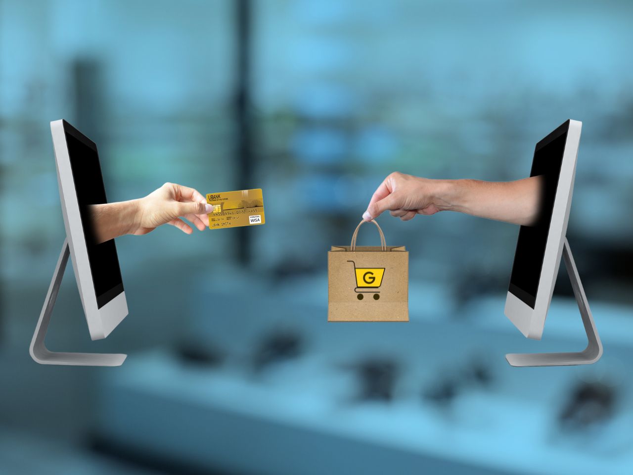 Local SEO: Zwei Hände tauschen über Bildschirme Geldkarte und Einkaufstasche aus.