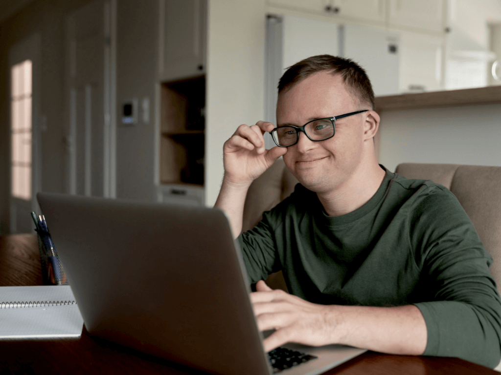 Person am Laptop liest Leichte Sprache.